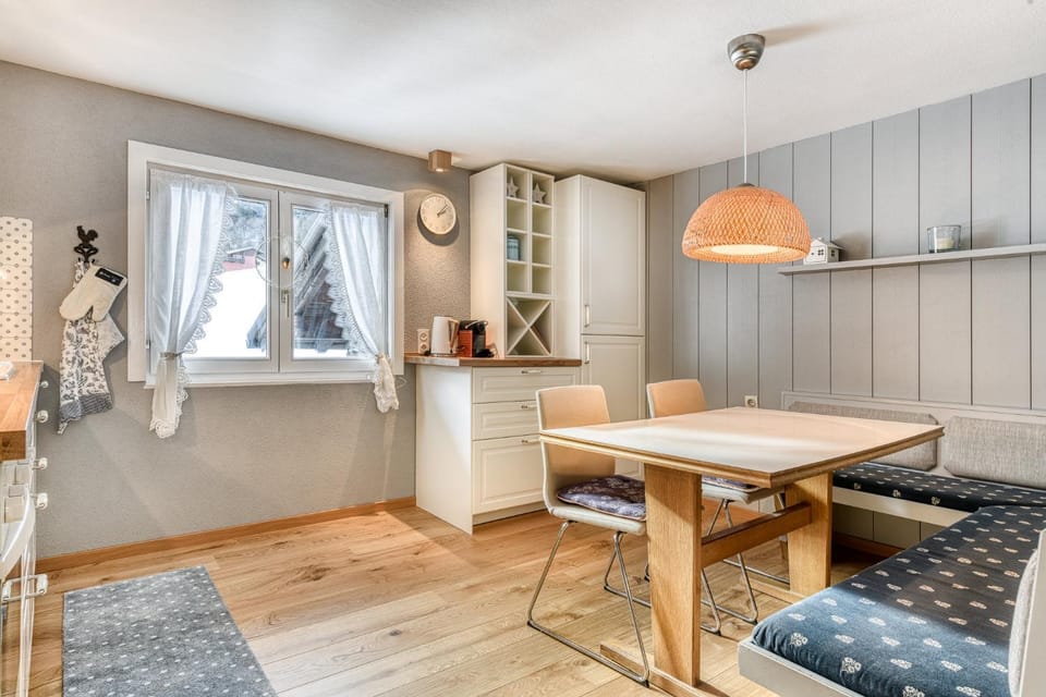 Kitchen or kitchenette, Seating area, Dining area