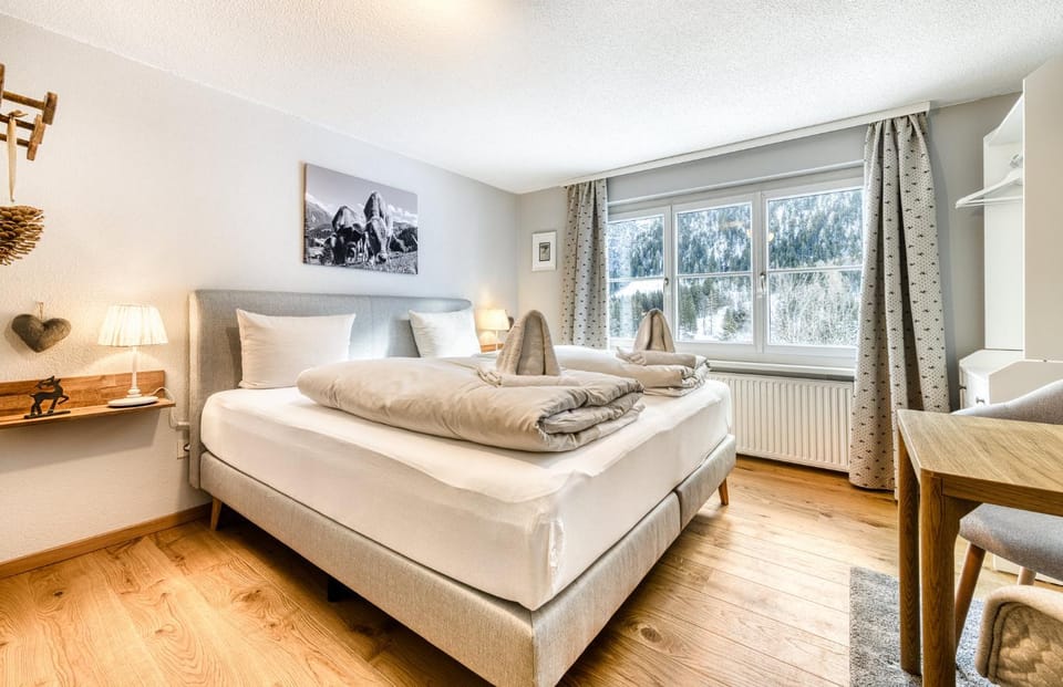Photo of the whole room, Seating area, Bedroom