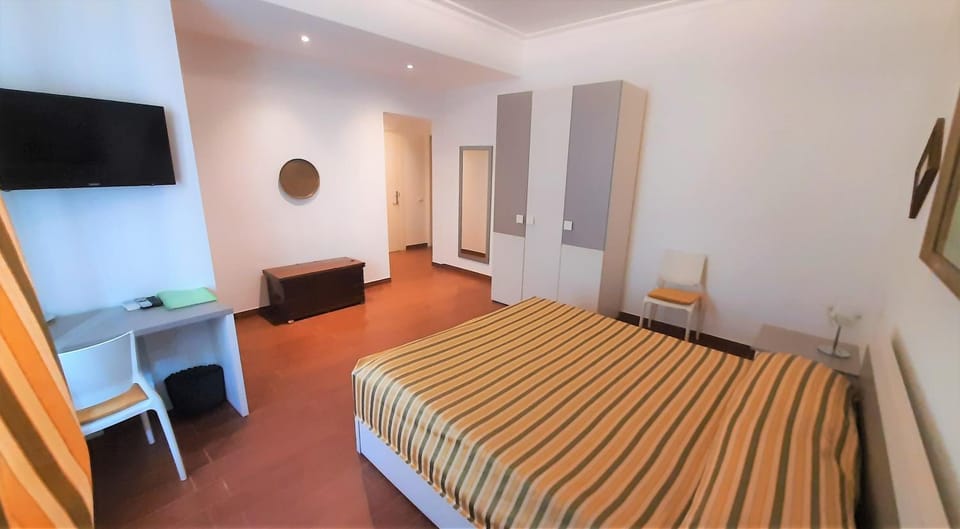 Bed, TV and multimedia, Photo of the whole room, Bedroom