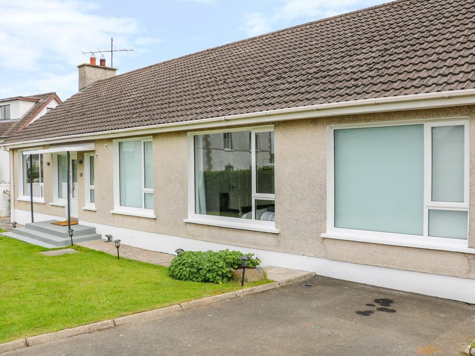 Seacoast Cottage House in Castlerock