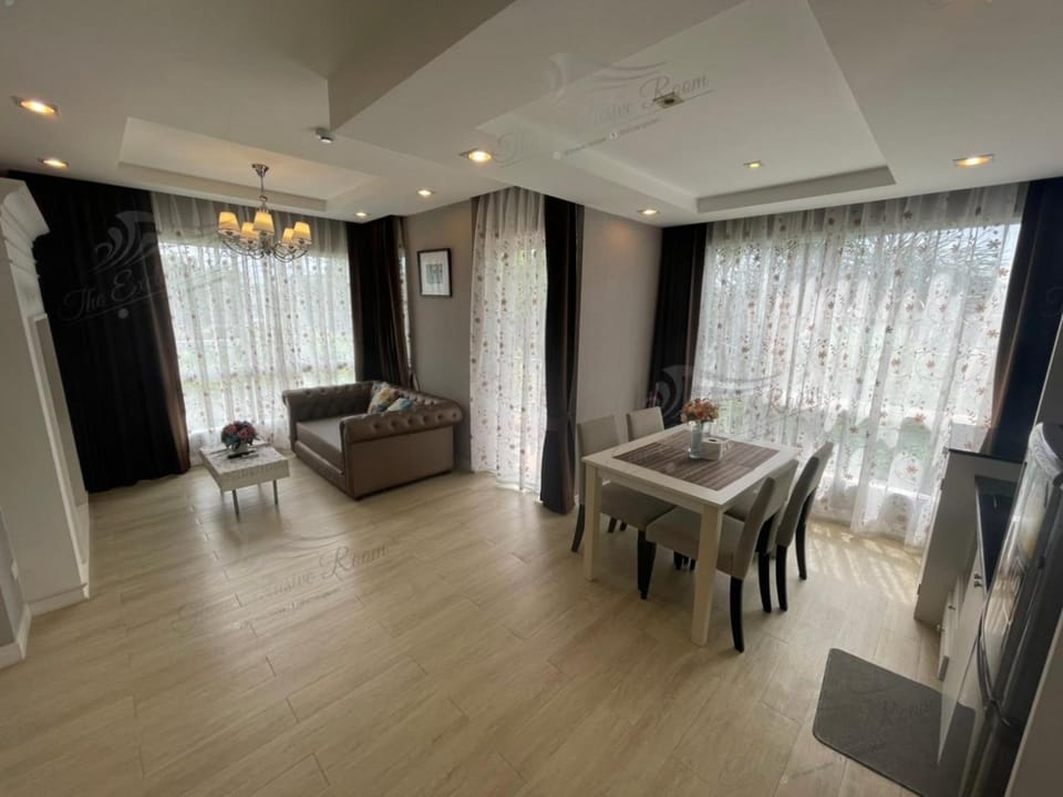 Living room, Business facilities, Dining area, Family, Family