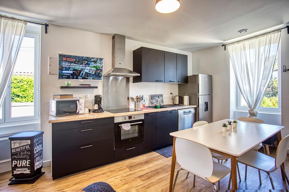 TV and multimedia, Coffee/tea facilities, Dining area, dishwasher, minibar, pet friendly, stove, kitchen