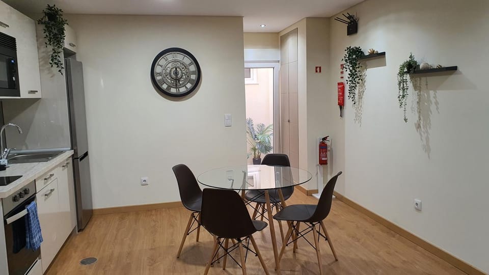 Kitchen or kitchenette, Dining area, minibar, oven, pet friendly