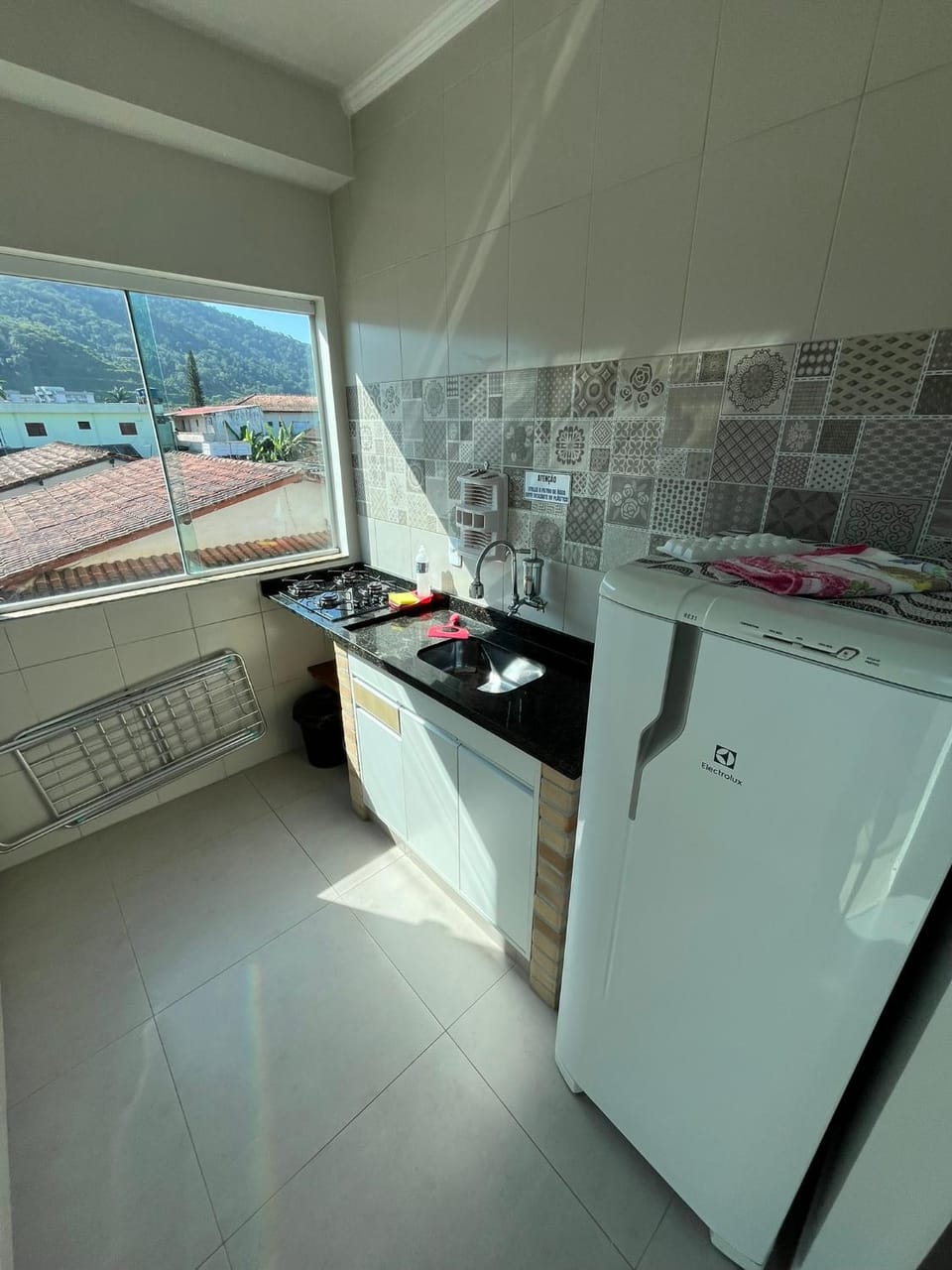 microwave, stove, kitchen