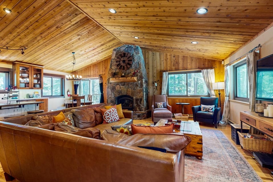 Tastefully-Updated, Classic Tahoe Family Home House in Truckee