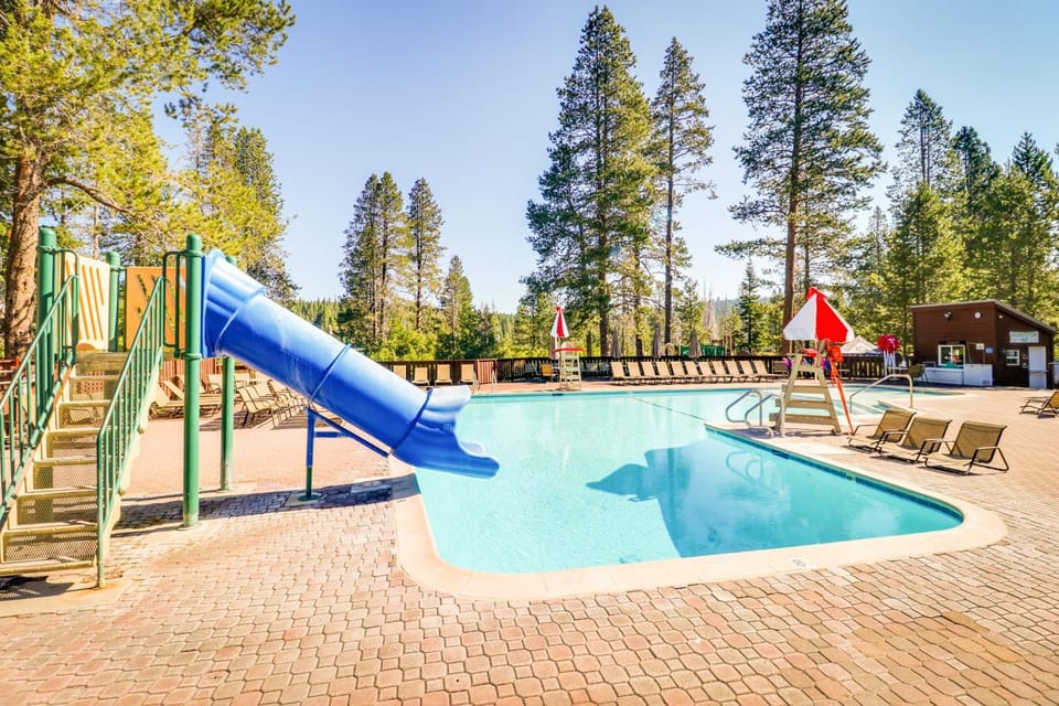 Tastefully-Updated, Classic Tahoe Family Home House in Truckee