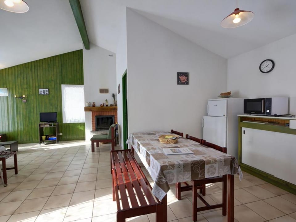 Chalet confortable avec cheminée et jardin, animaux acceptés Country House in Auvergne-Rhône-Alpes