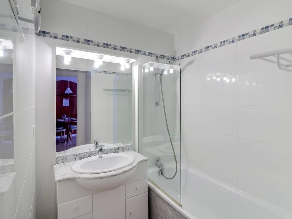 T2 4 pers - terrasse sud, parking, piscine, salle de fitness, près des pistes - FR-1-404-216 Apartment in Aragon