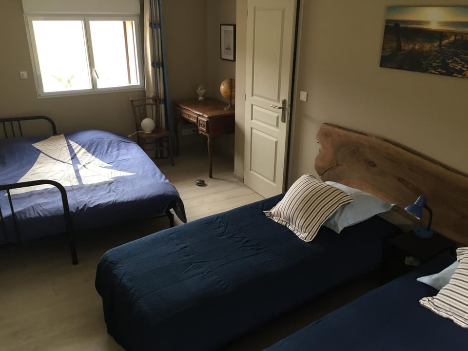 Bed, Photo of the whole room, Family