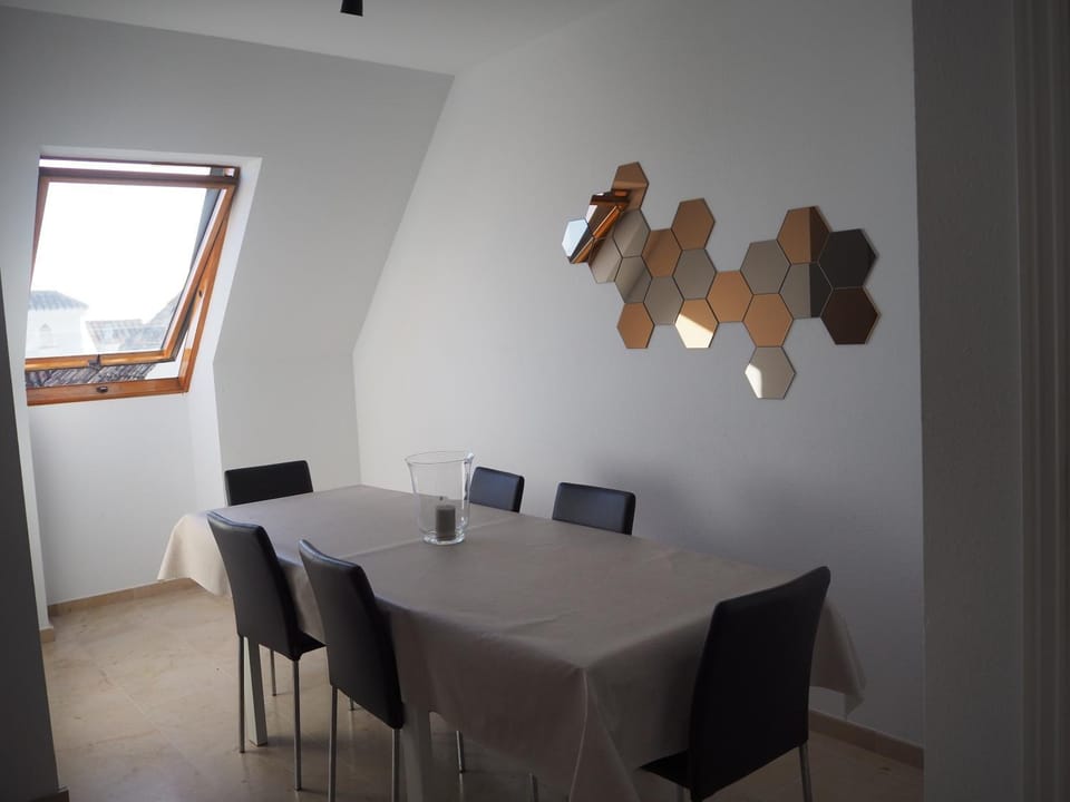 Seating area, Dining area