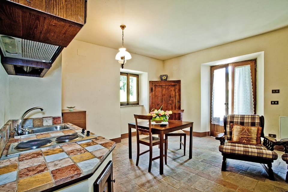 Kitchen or kitchenette, Living room, Food and drinks, Seating area