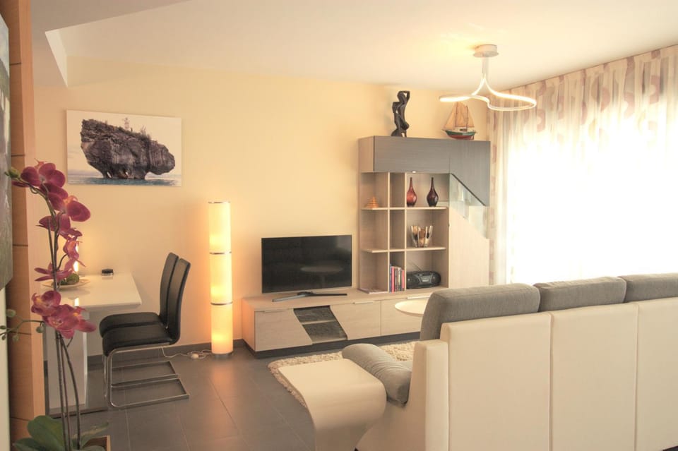 TV and multimedia, Living room, Seating area, Dining area