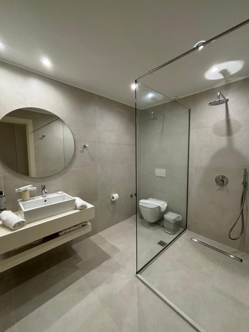 Shower, Toilet, Bathroom, towels