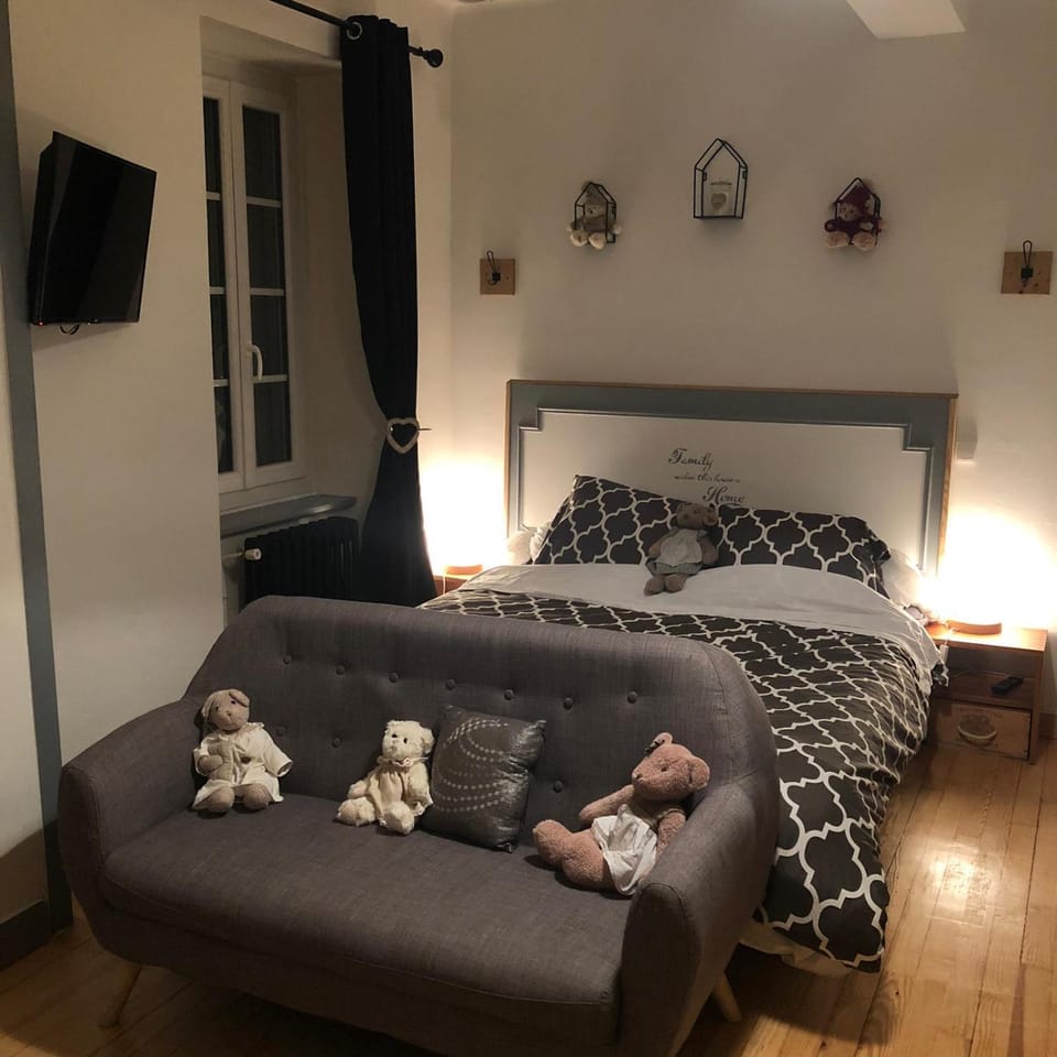 Chez Celine et Philippe Chambre atelier dans propriété de charme avec piscine Vacation rental in Occitanie