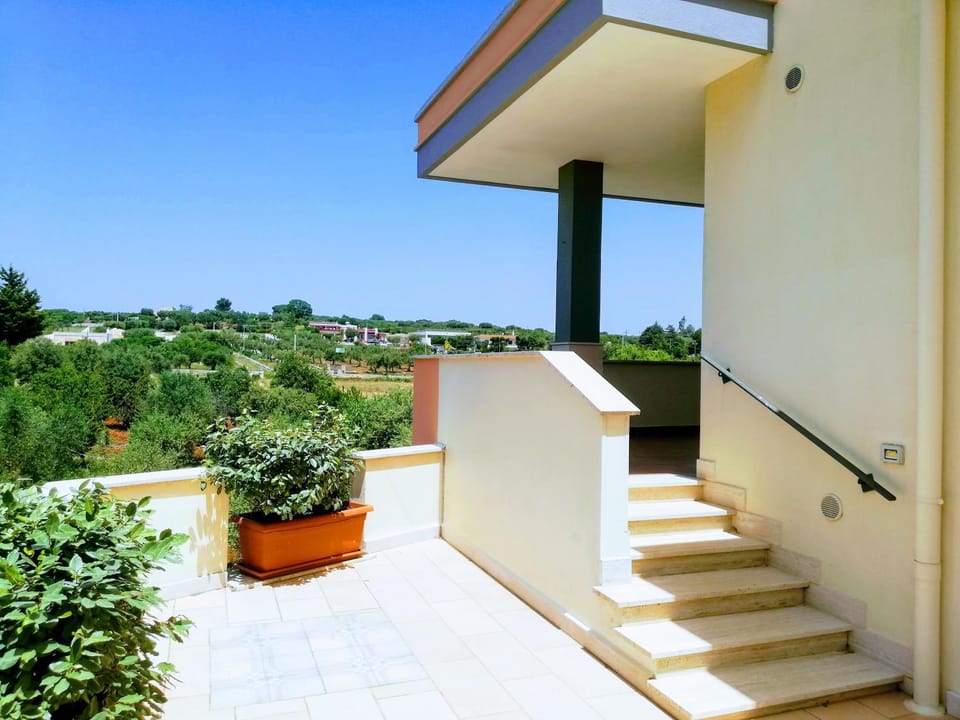Facade/entrance, Balcony/Terrace