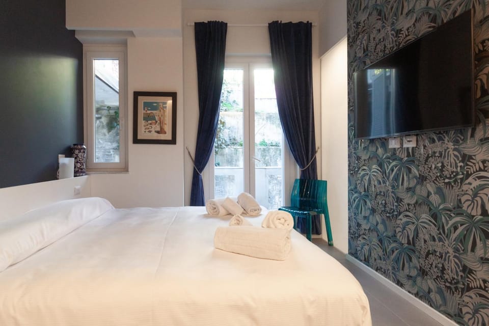 Bed, TV and multimedia, Photo of the whole room, Bedroom, towels