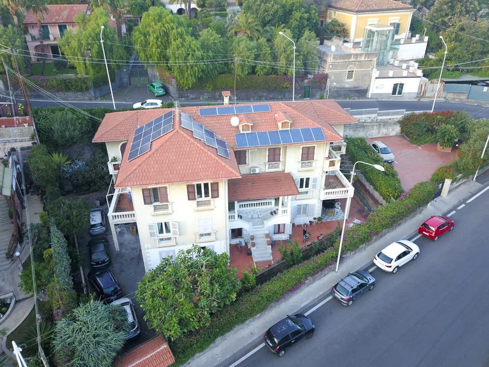 Facade/entrance, Bird's eye view