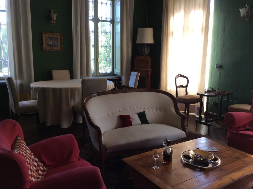 Living room, Seating area