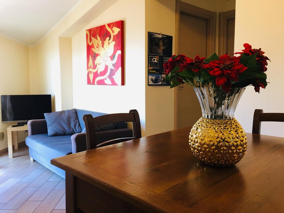 Living room, Decorative detail, Seating area, Dining area