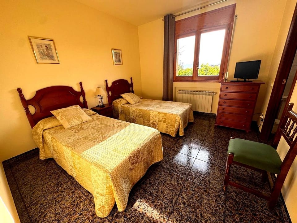 Shower, Communal lounge/ TV room, Bed, Children play ground, Bathroom, TV and multimedia, Bedroom, Garden view, Mountain view, Bath, Parking