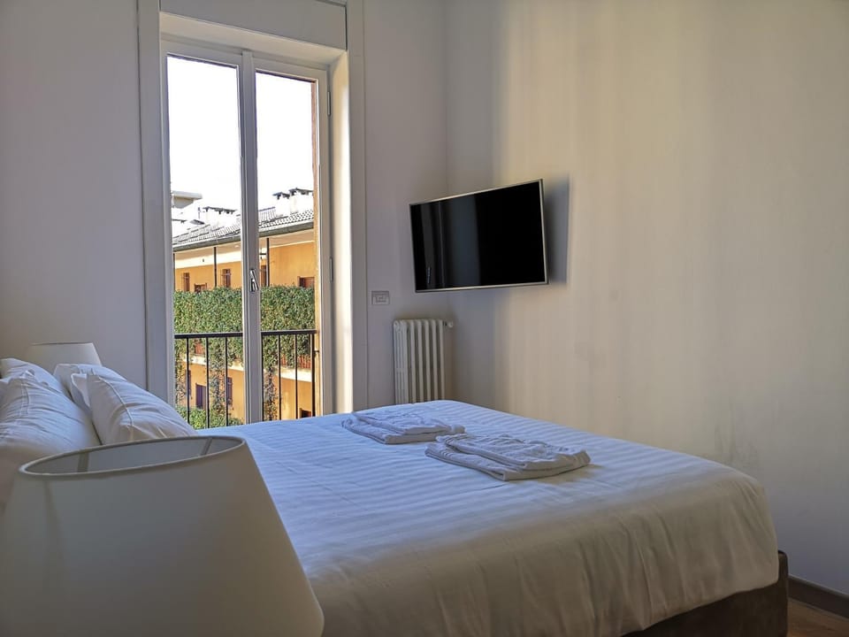 Bed, TV and multimedia, Bedroom