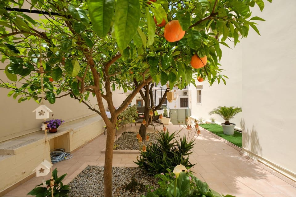 Home with Courtyard in Beating Heart of old Town! Apartment in Chania