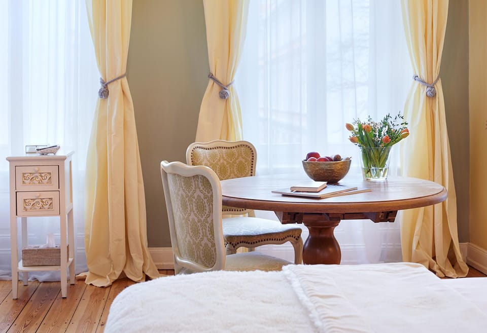 Bed, Photo of the whole room, Seating area, Dining area, Bedroom