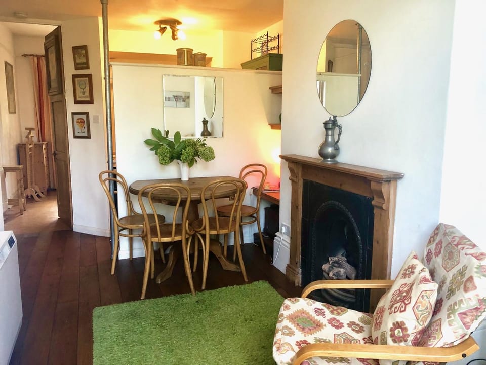 Lauras Townhouse Apartments Balloon Watchers Retreat Apartment in Bath