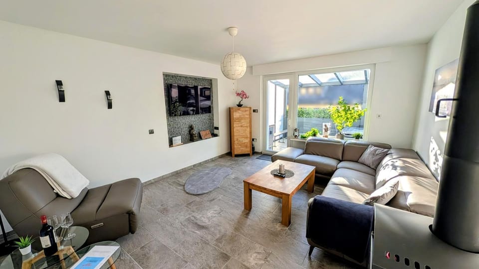 TV and multimedia, Living room, Seating area, Evening entertainment