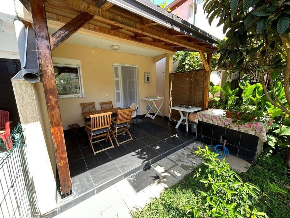 Charming House with private Flower Garden Apartment in Ulcinj Municipality