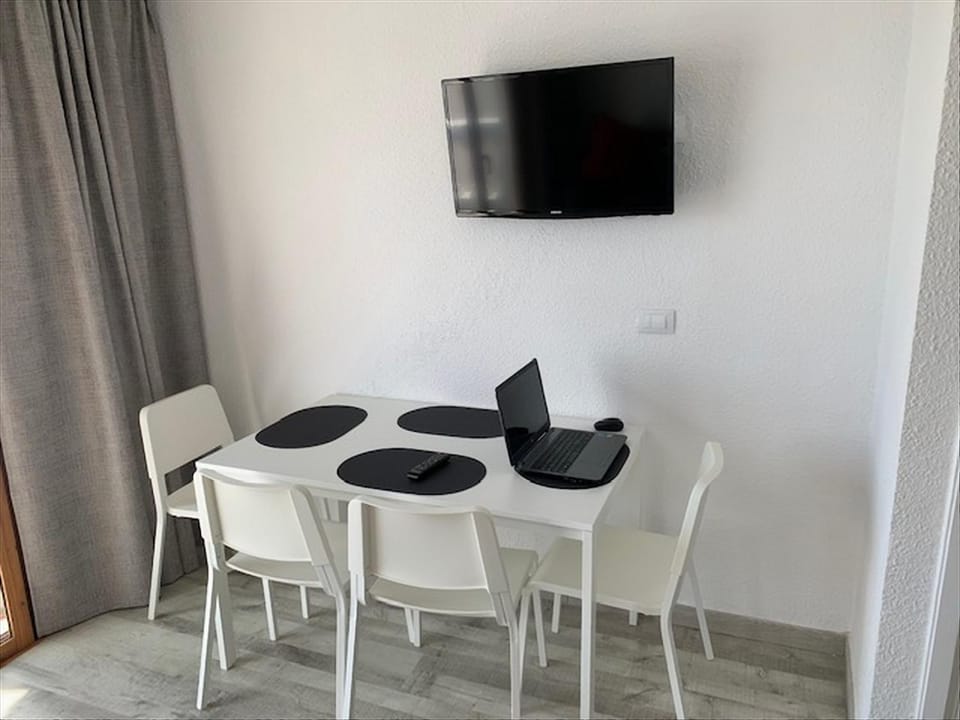 TV and multimedia, Living room, Photo of the whole room, Seating area, Dining area