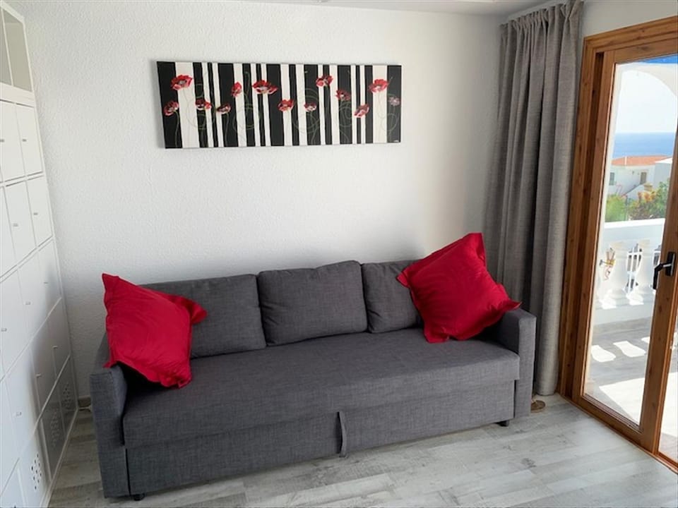 Bed, Living room, Photo of the whole room, Seating area, Dining area