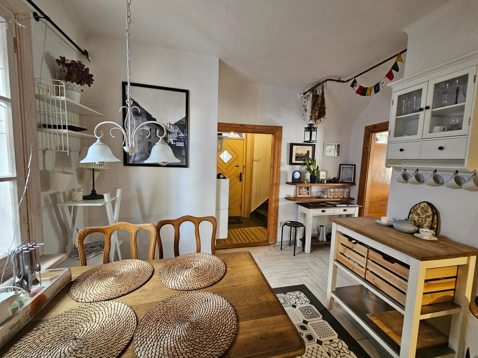 Kitchen or kitchenette, Dining area, stove