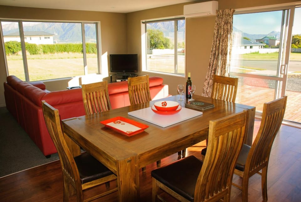 TV and multimedia, Balcony/Terrace, Living room, Seating area, Dining area, Mountain view, air conditioner