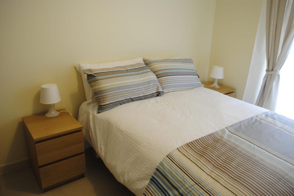 Bed, Day, Photo of the whole room