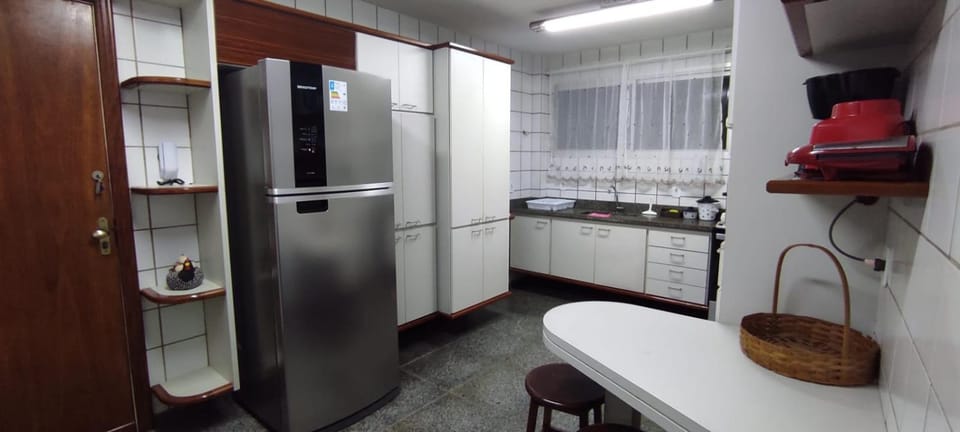 Apartamento BEIRA MAR VISTA TOTAL - SENSAÇÃO DE CASA TÉRREA A BEIRA MAR - COZINHA EQUIPADA -AIR FRYER -ÁREA DE CHURRASCO PRIVATIVA- TVS SMART- DISNEY PLUS E OUTROS-PRAIA IDEAL PARA CRIANÇAS-ROUPA DE CAMA PARA 2 X CASAIS -KIT PRAIA 4 PESSOAS Apartment in Guarapari