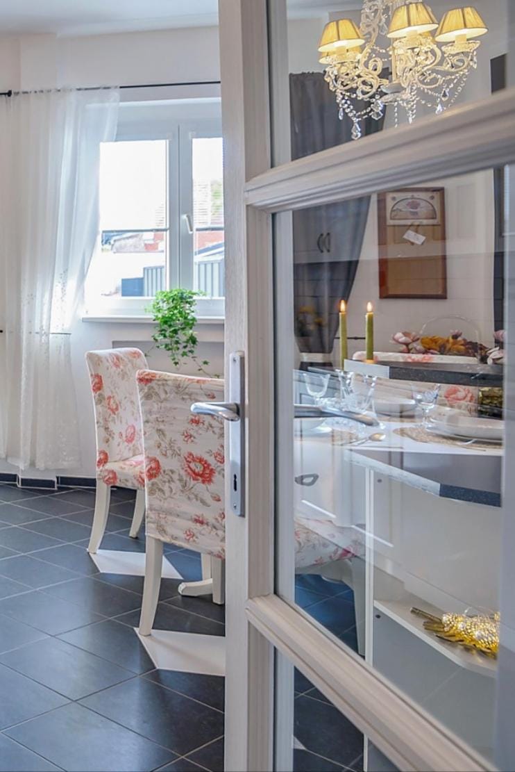 Kitchen or kitchenette, Seating area, Dining area
