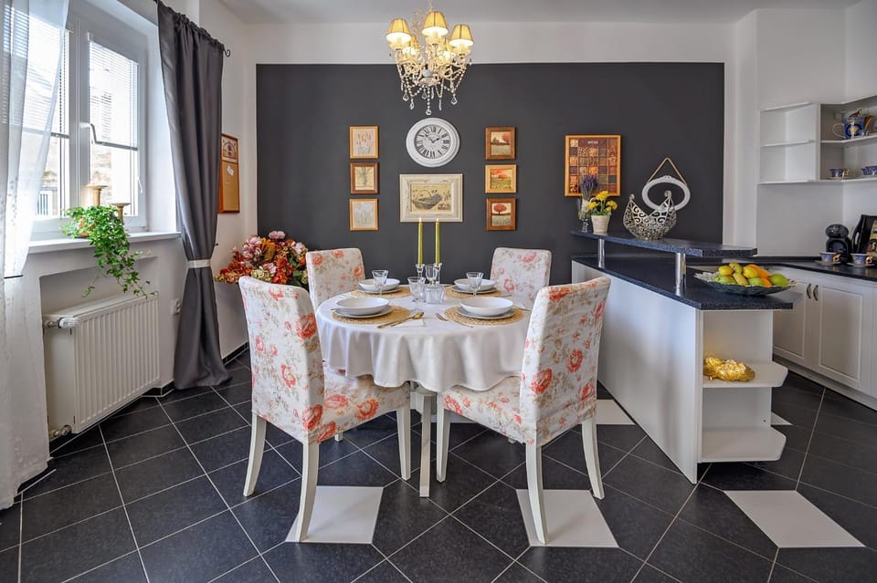 Kitchen or kitchenette, Seating area, Dining area