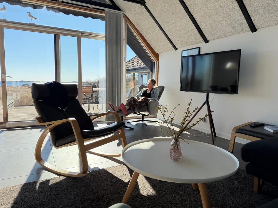 Communal lounge/ TV room, TV and multimedia, View (from property/room), Seating area