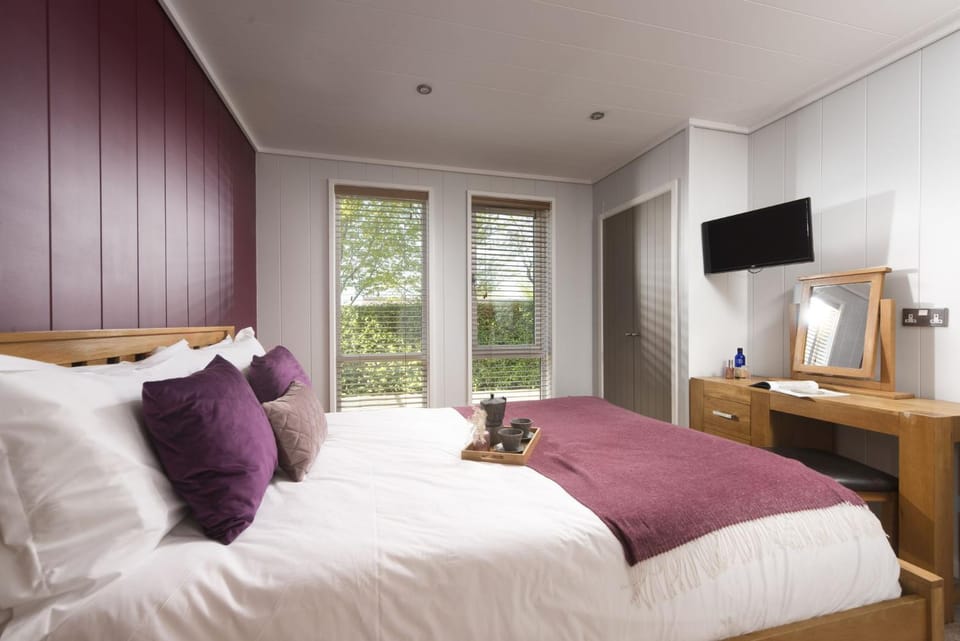 Bed, TV and multimedia, Bedroom, wardrobe