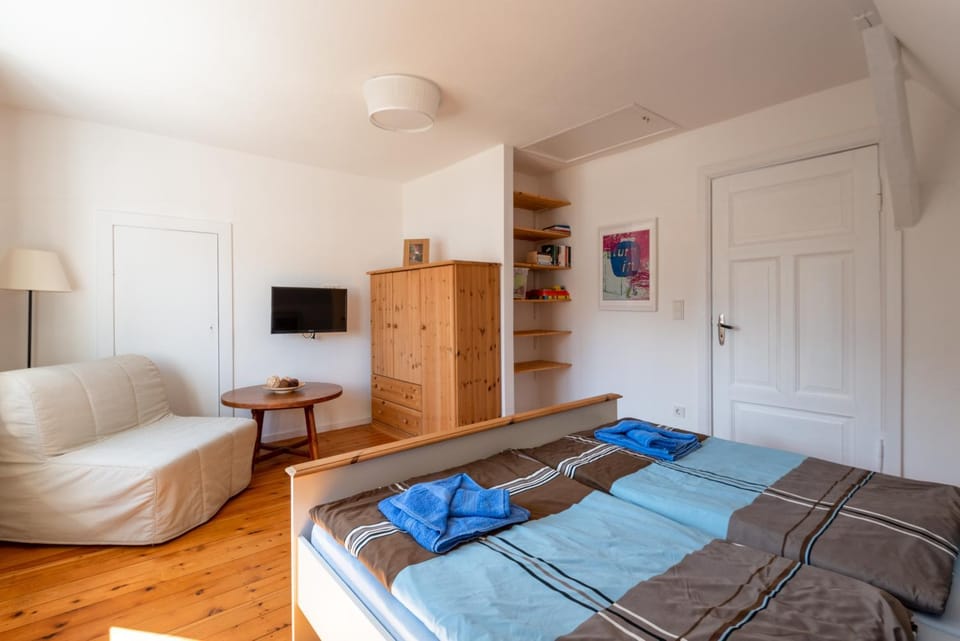 Photo of the whole room, Bedroom