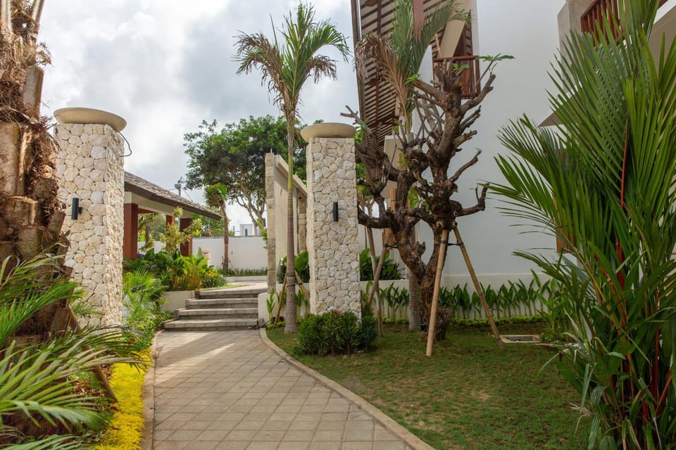 Property building, Facade/entrance, Garden, Garden view