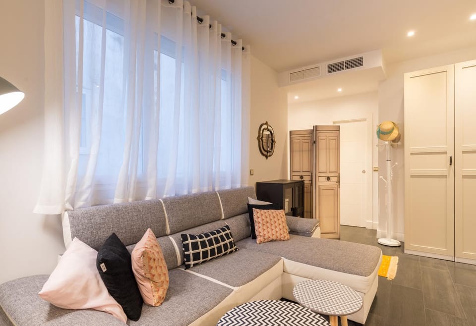 TV and multimedia, Seating area, air conditioner