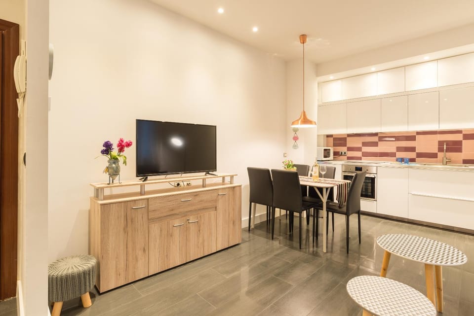 TV and multimedia, Kitchen or kitchenette, Living room, Seating area, Dining area, minibar