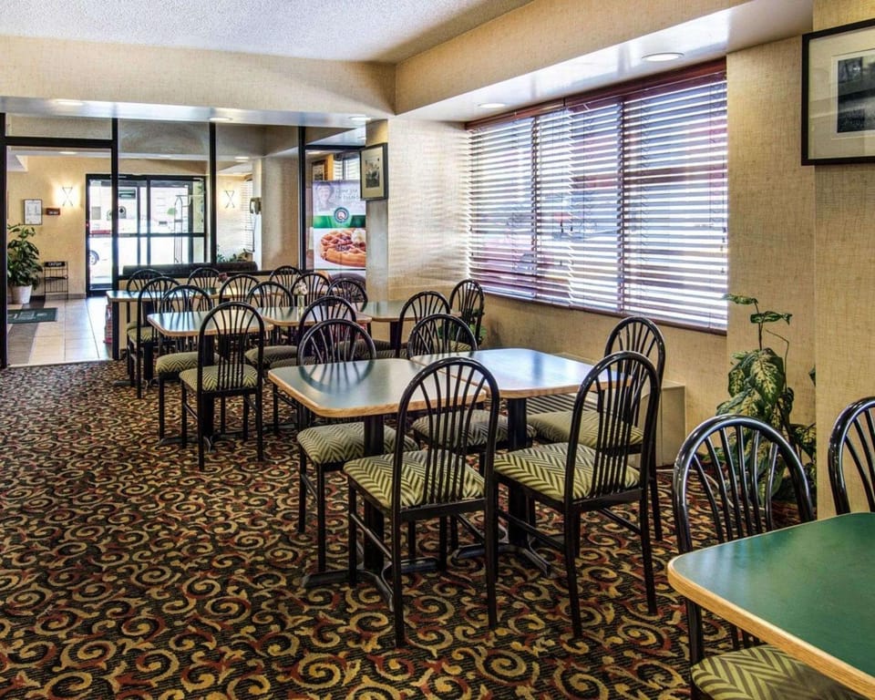 Restaurant/places to eat, Dining area, On site, Breakfast