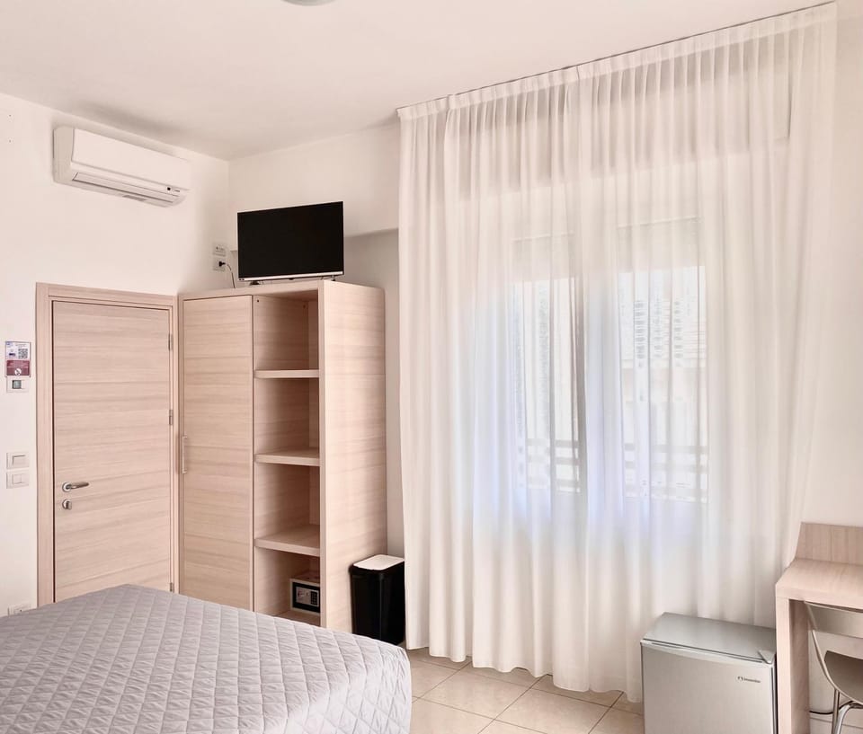 Communal lounge/ TV room, Bed, TV and multimedia, Living room, Photo of the whole room, Seating area, Bedroom, wardrobe