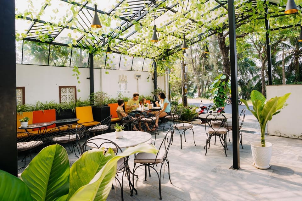 Restaurant/places to eat, Internal: Not applicable to any particular room
