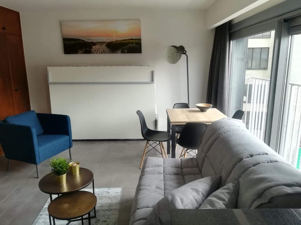 Bed, Living room, Seating area, Dining area