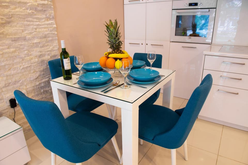 Dining area, Drinks, Alcoholic drinks