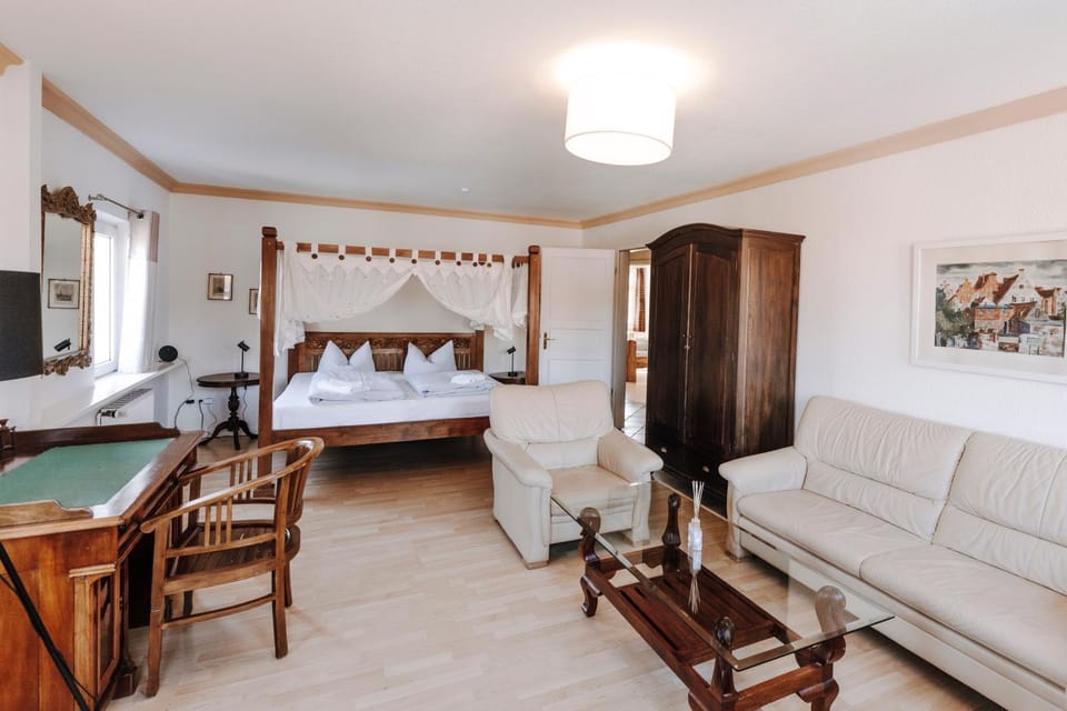 Bed, Living room, Photo of the whole room, Seating area, Bedroom